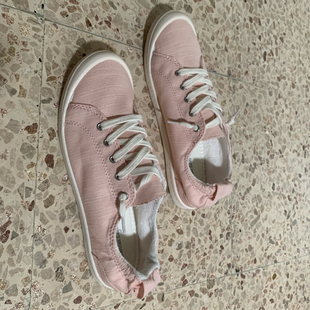 New never worn light pink sneaker shoe